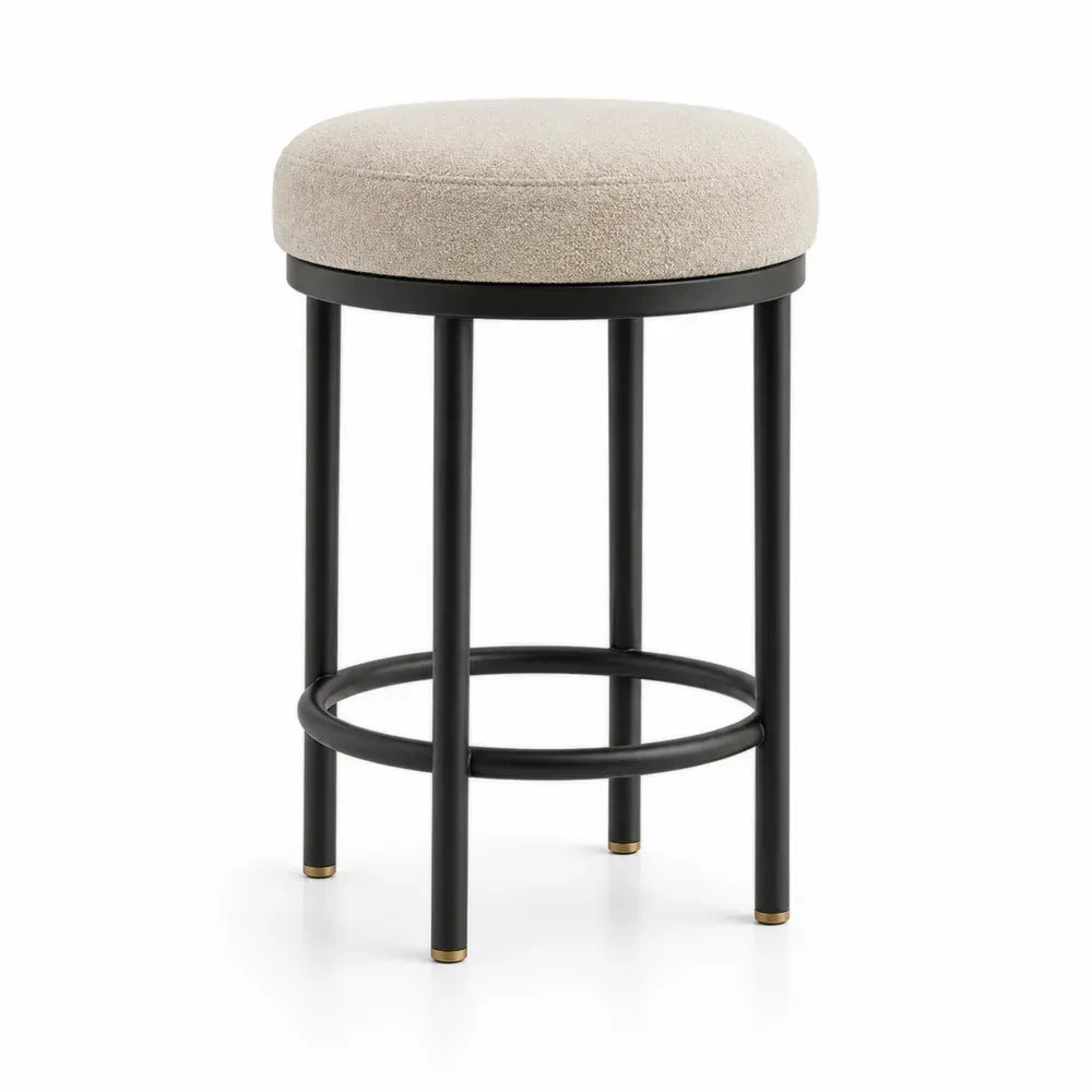 Taburete de bar redondo tapizado beige estructura metálica negra con reposapiés circular detalles dorados altura asiento 65 cm diámetro 35 cm