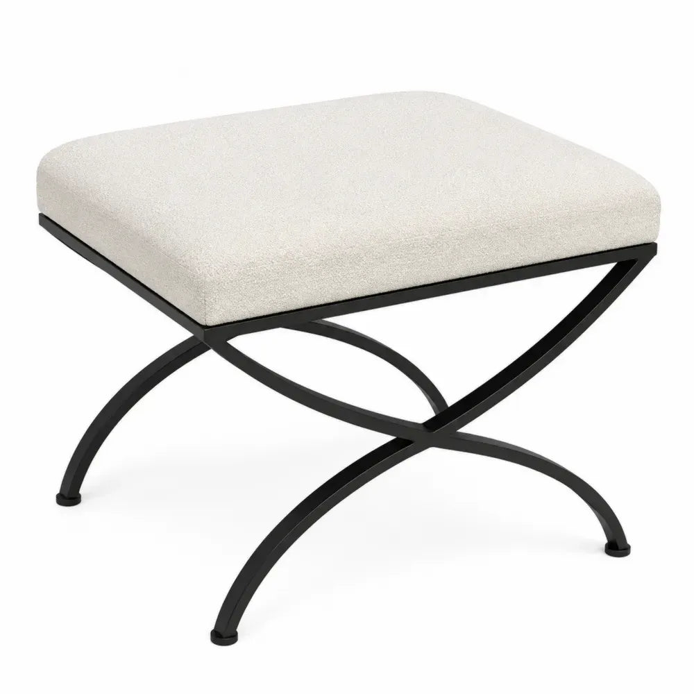 banco de salón tapizado en tejido de poliéster color beige con estructura metálica negra forma rectangular 80 cm longitud 40 cm profundidad 45 cm altura diseño moderno